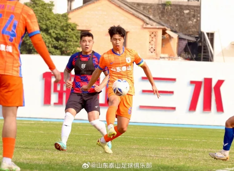 佛山冬训热身 泰山B队两度落后两度扳平 王宇轩任意球梅开二度定胜局