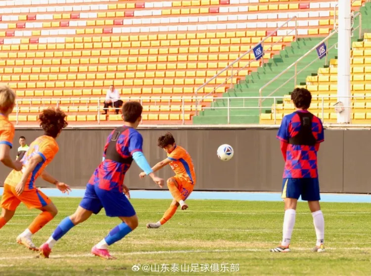 佛山冬训热身 泰山B队两度落后两度扳平 王宇轩任意球梅开二度定胜局