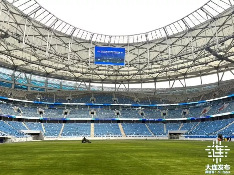 梭鱼湾球场冲刺中超首秀 草坪局部应急更换 球员通道地毯换蓝 梭鱼湾球场冲刺中超首秀 草坪局部应急更换 球员通道地毯换蓝