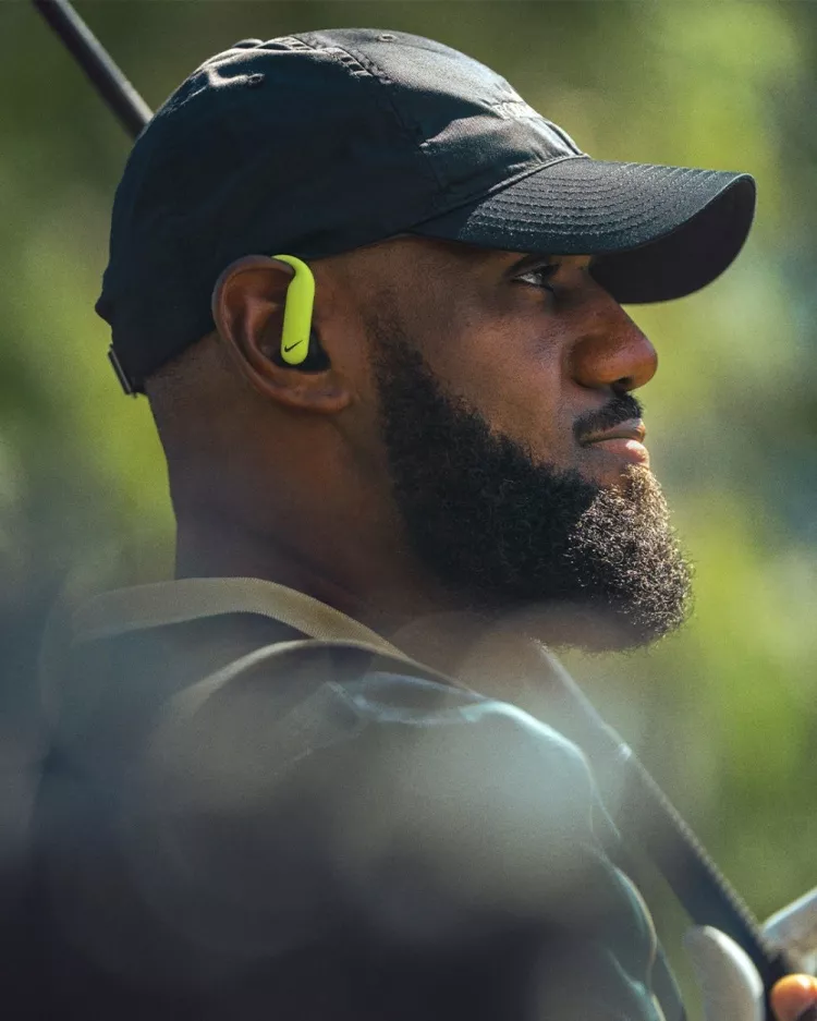 詹姆斯跨界出镜高尔夫广告 为Beats×耐克联名耳机造势 詹姆斯跨界出镜高尔夫广告 为Beats×耐克联名耳机造势