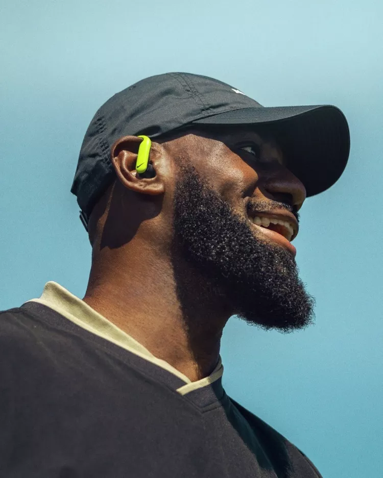 詹姆斯跨界出镜高尔夫广告 为Beats×耐克联名耳机造势 詹姆斯跨界出镜高尔夫广告 为Beats×耐克联名耳机造势