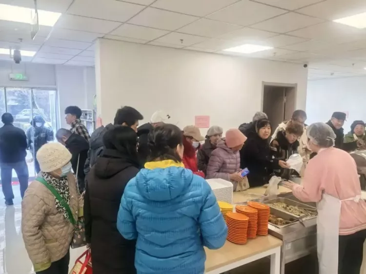 青岛西海岸赴养老中心捐赠物资 俱乐部履行社会责任 青岛西海岸赴养老中心捐赠物资 俱乐部履行社会责任