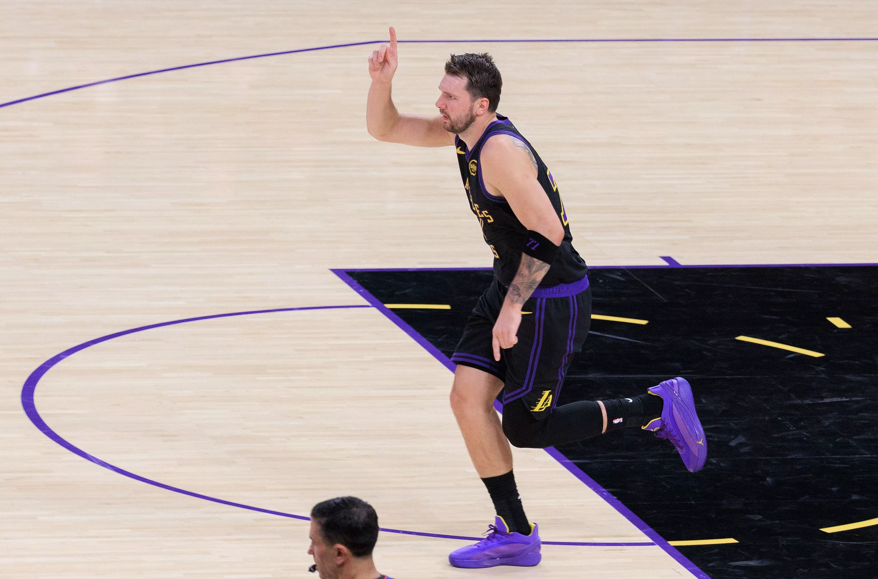 东契奇36分独行侠末节锁死火箭 赛后点出防守与分享球关键 东契奇36分独行侠末节锁死火箭 赛后点出防守与分享球关键