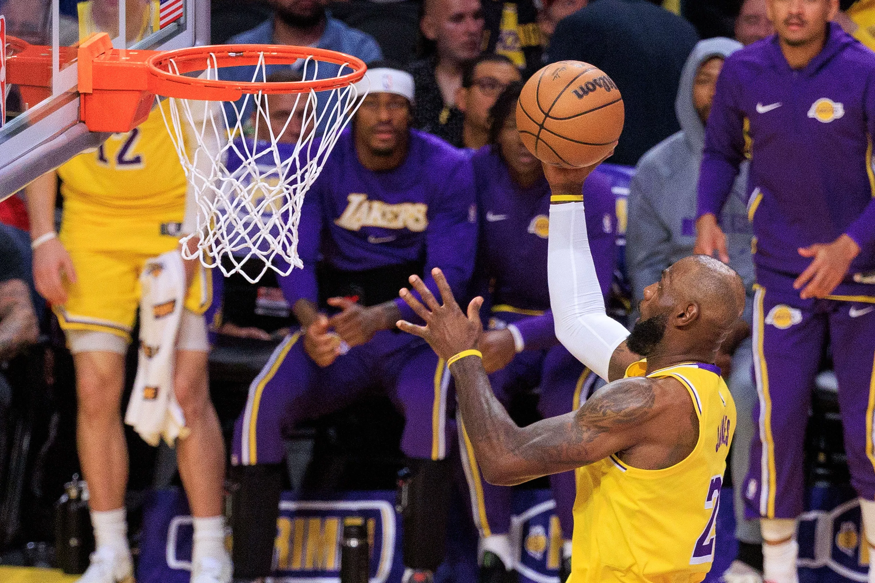 詹姆斯拒谈赛季初对比 强调专注当下防守提升