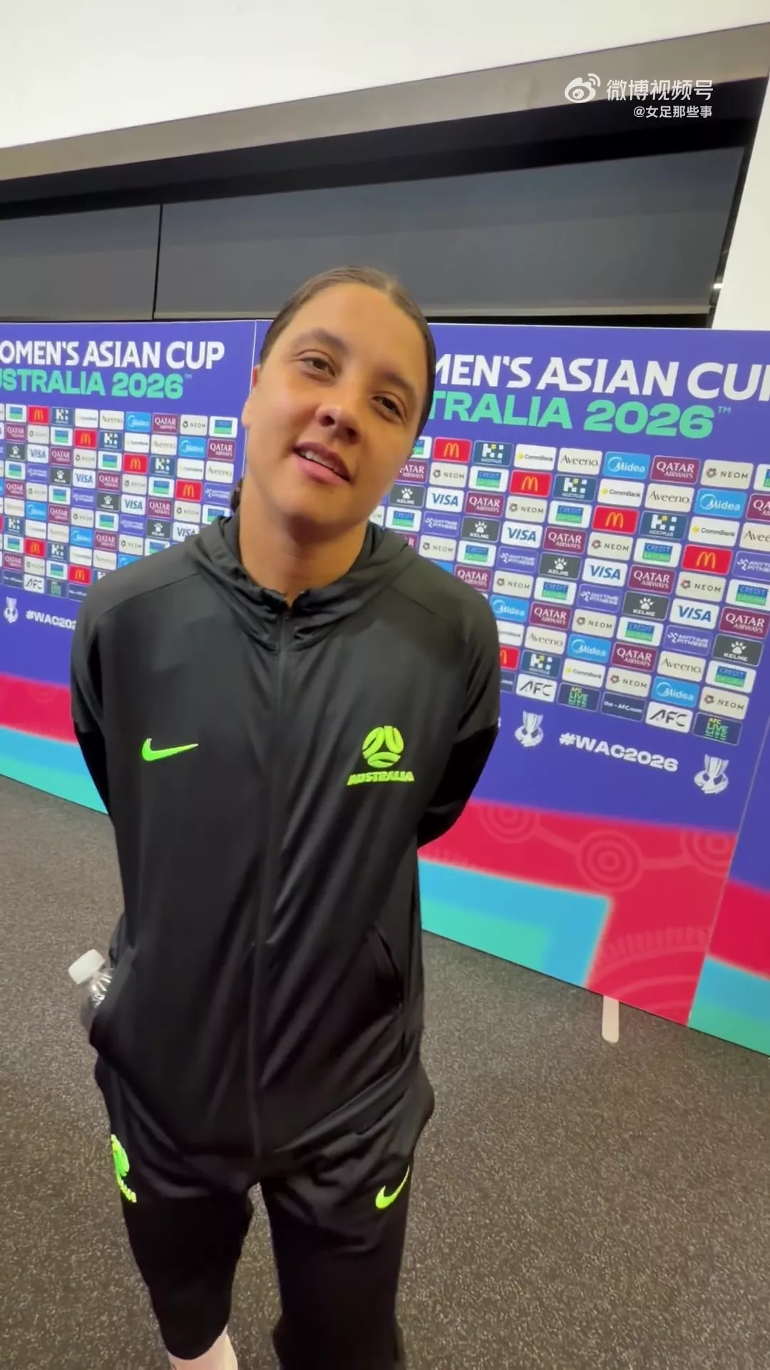 科尔赛后与邵子钦交换球衣 称其未来之星