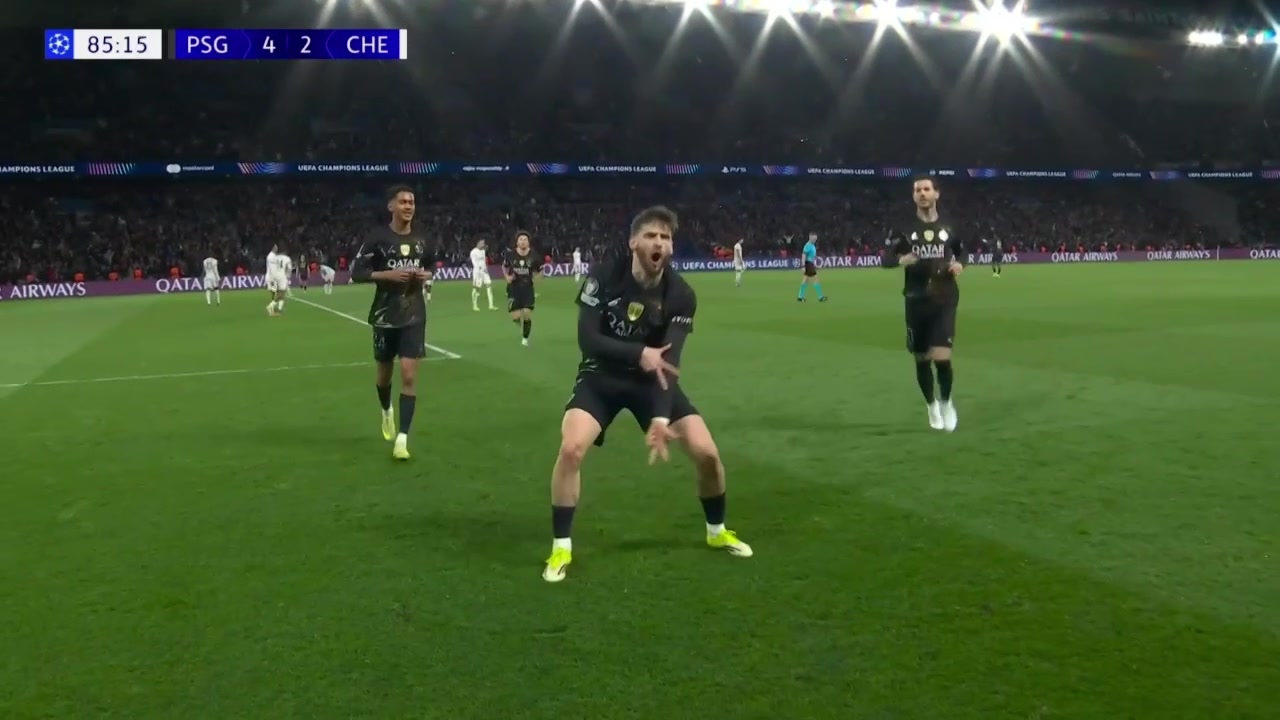 拜合拉木拼抢引VAR复核 喀麦隆主帅抗议过激染红离场