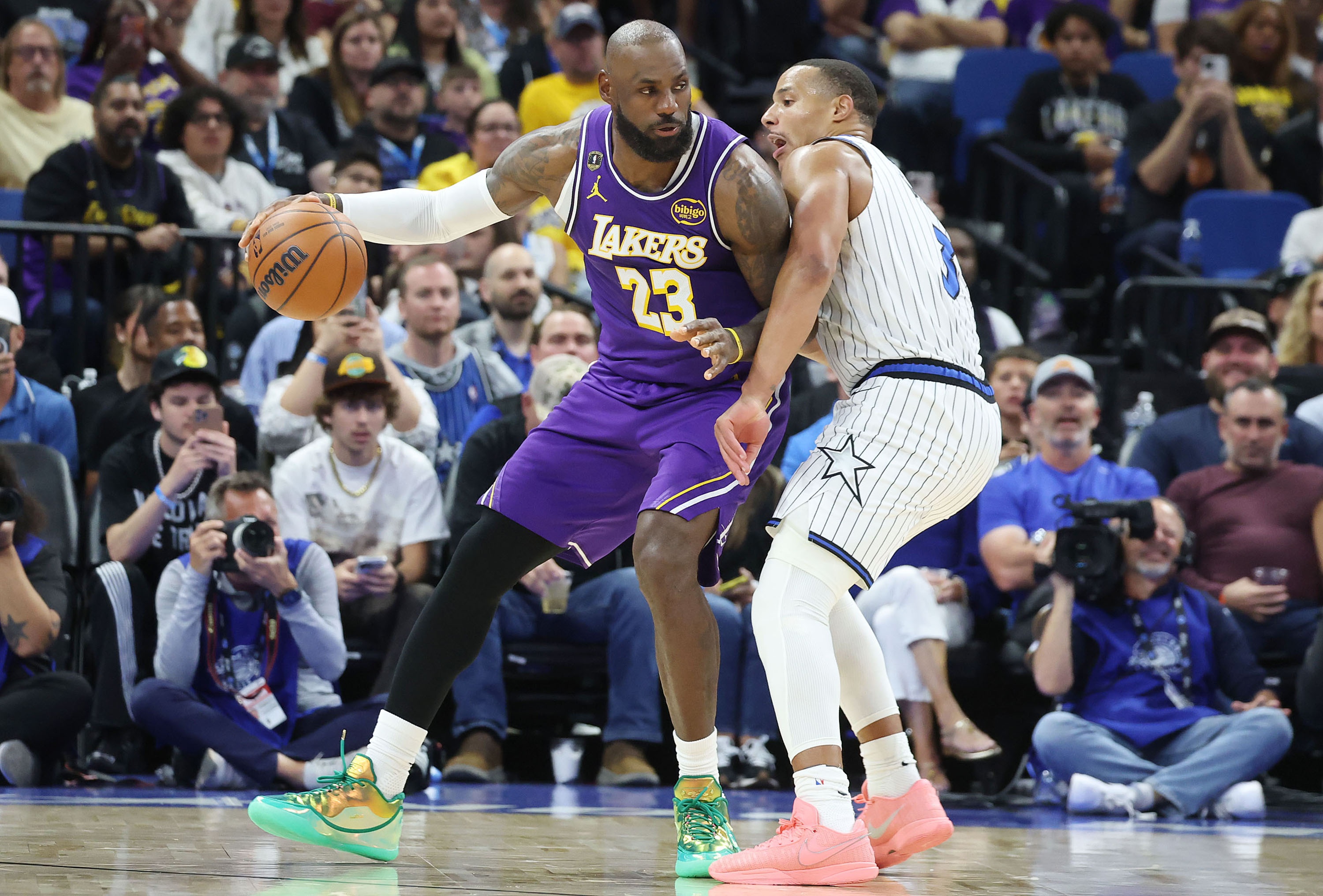 詹姆斯常规赛出场1612场登顶历史第一 赛后转发定制战靴致敬帕里什