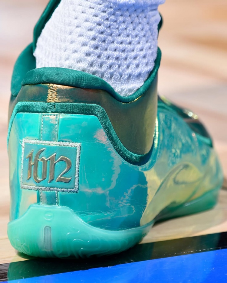 詹姆斯常规赛出场1612场登顶历史第一 赛后转发定制战靴致敬帕里什