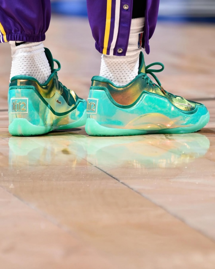 詹姆斯常规赛出场1612场登顶历史第一 赛后转发定制战靴致敬帕里什