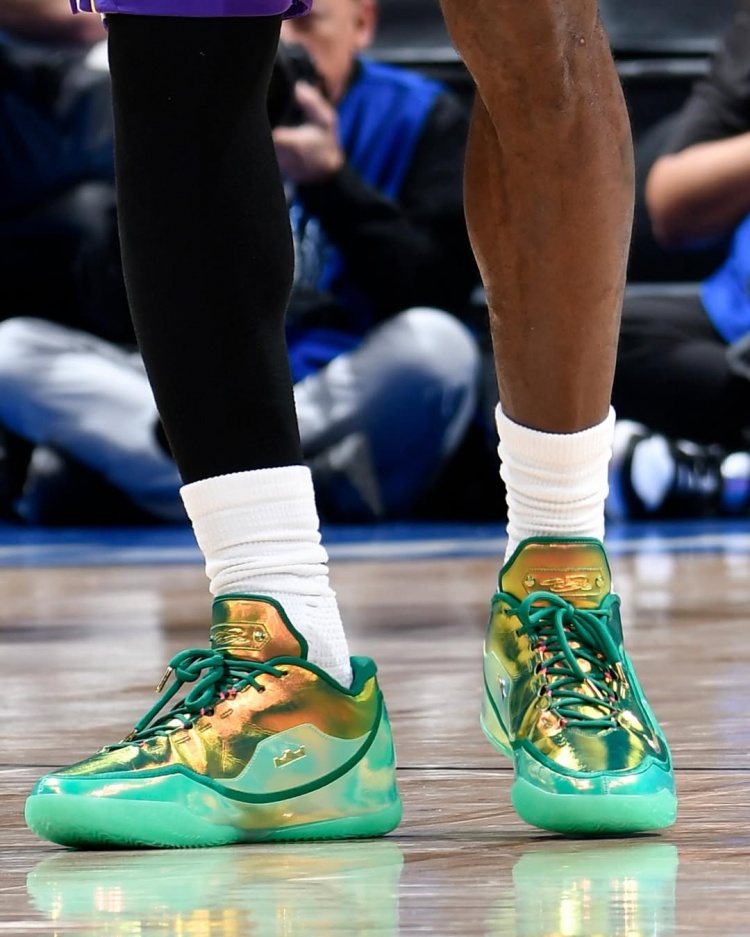 詹姆斯常规赛出场1612场登顶历史第一 赛后转发定制战靴致敬帕里什
