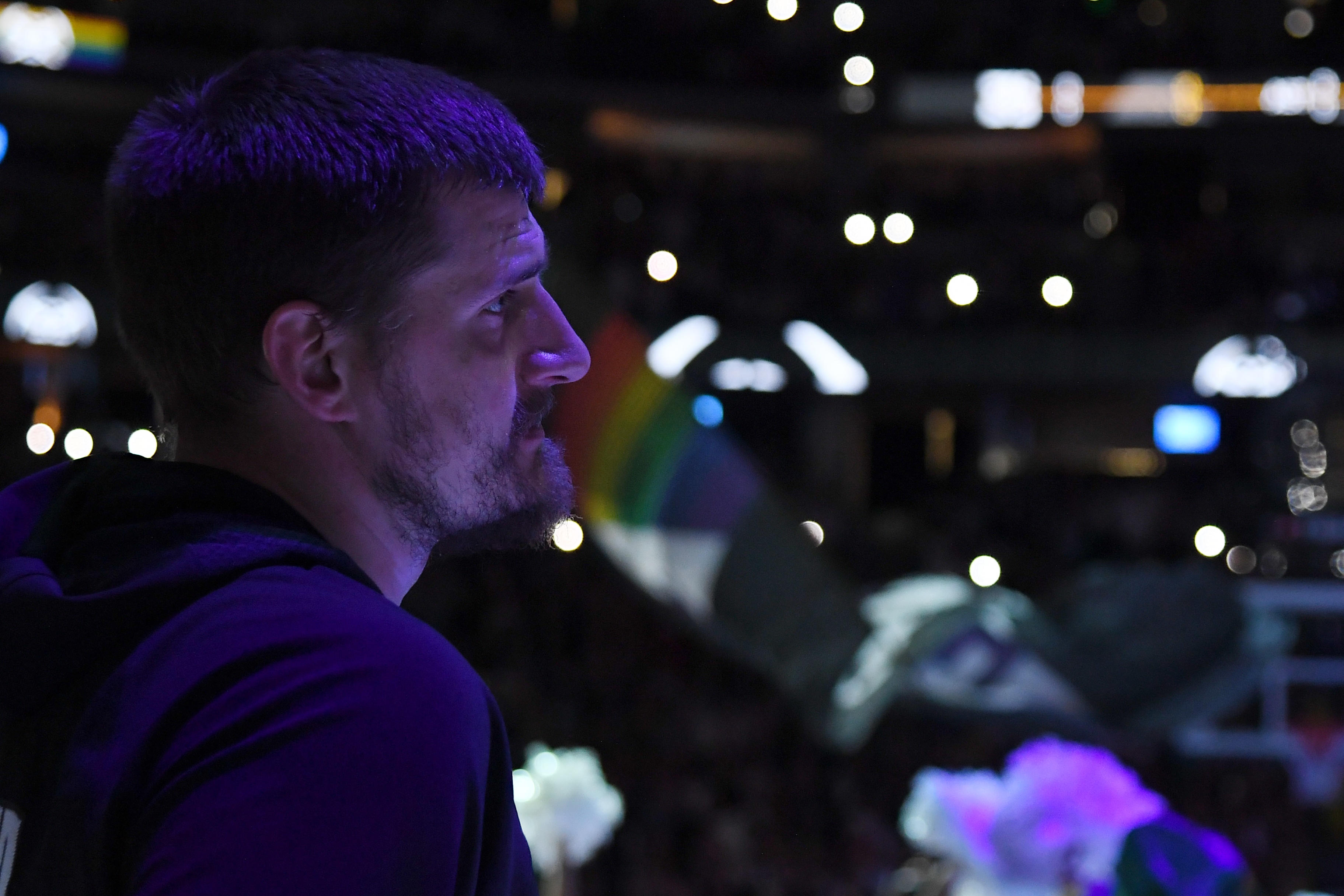 约基奇三双掘金轻取开拓者 蒙克32分国王险胜篮网