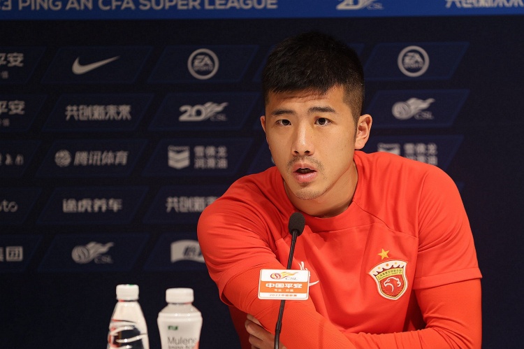 中乙上海德比海港B队6比1大胜 李圣龙首秀双响朱骏赛后握手