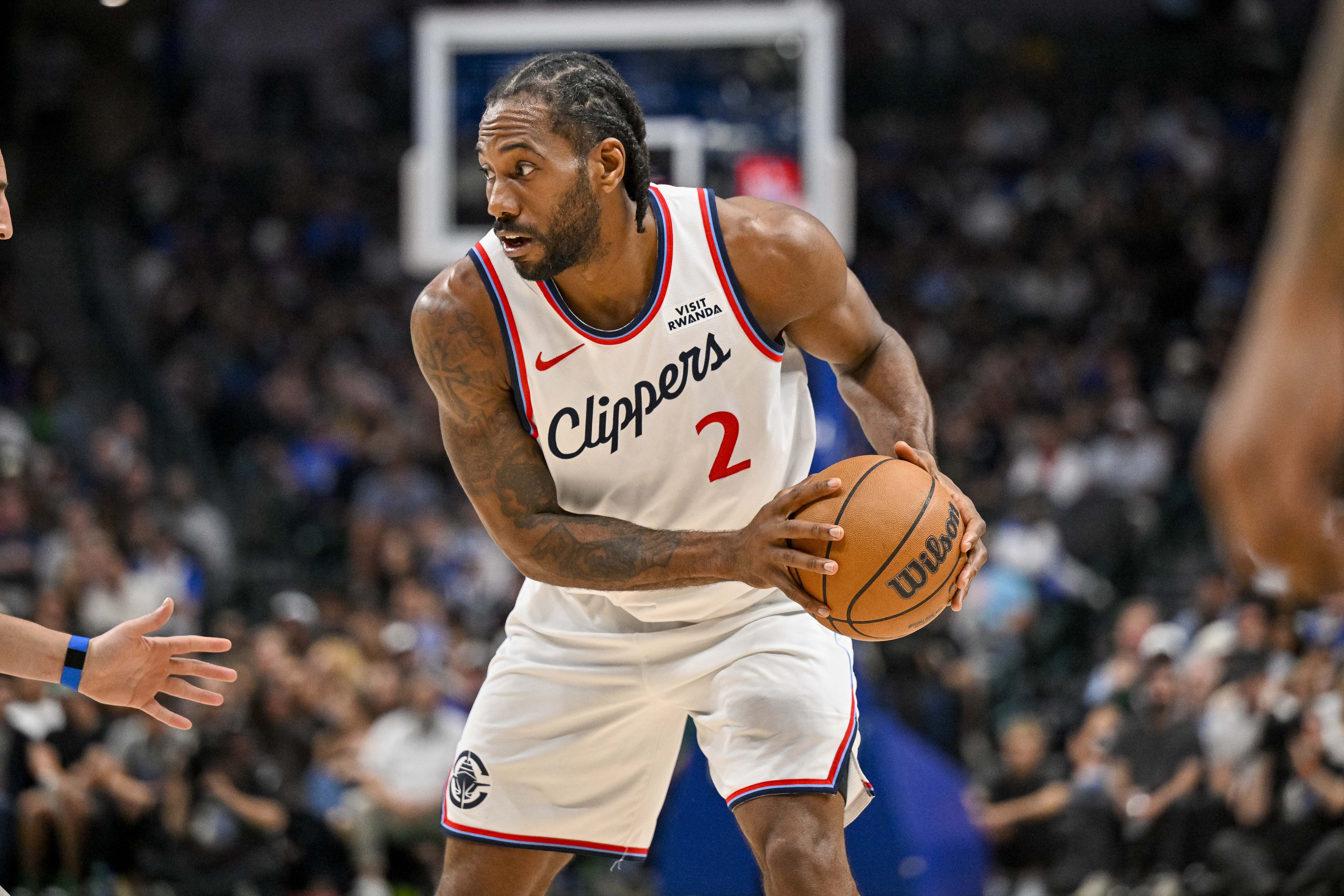 快船雄鹿伤病报告:伦纳德左脚踝扭伤出战成疑 科林斯大概率出战 快船雄鹿伤病报告:伦纳德左脚踝扭伤出战成疑 科林斯大概率出战