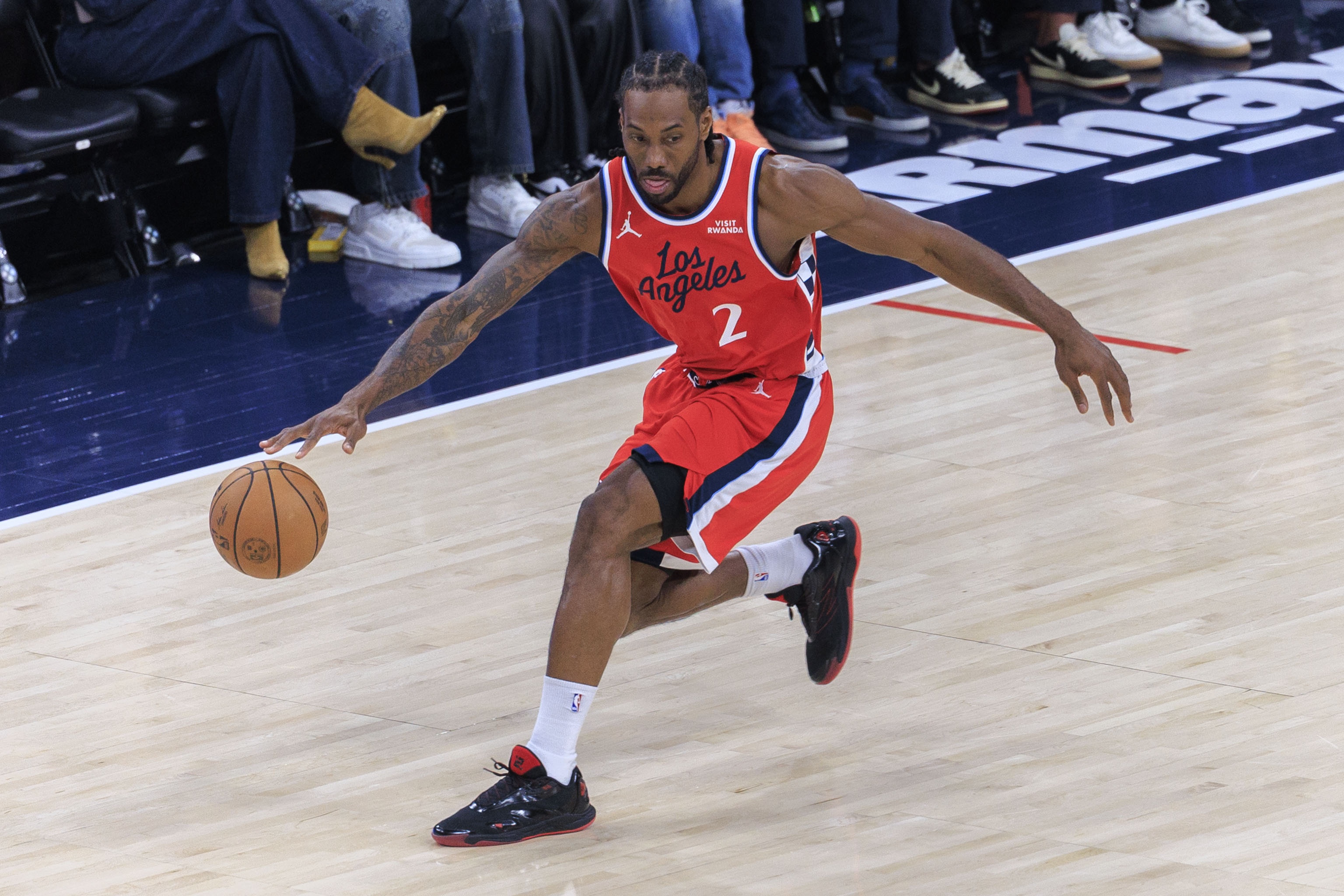 伦纳德连续46场20+纪录延续 快船客场负鹈鹕 伦纳德连续46场20+纪录延续 快船客场负鹈鹕