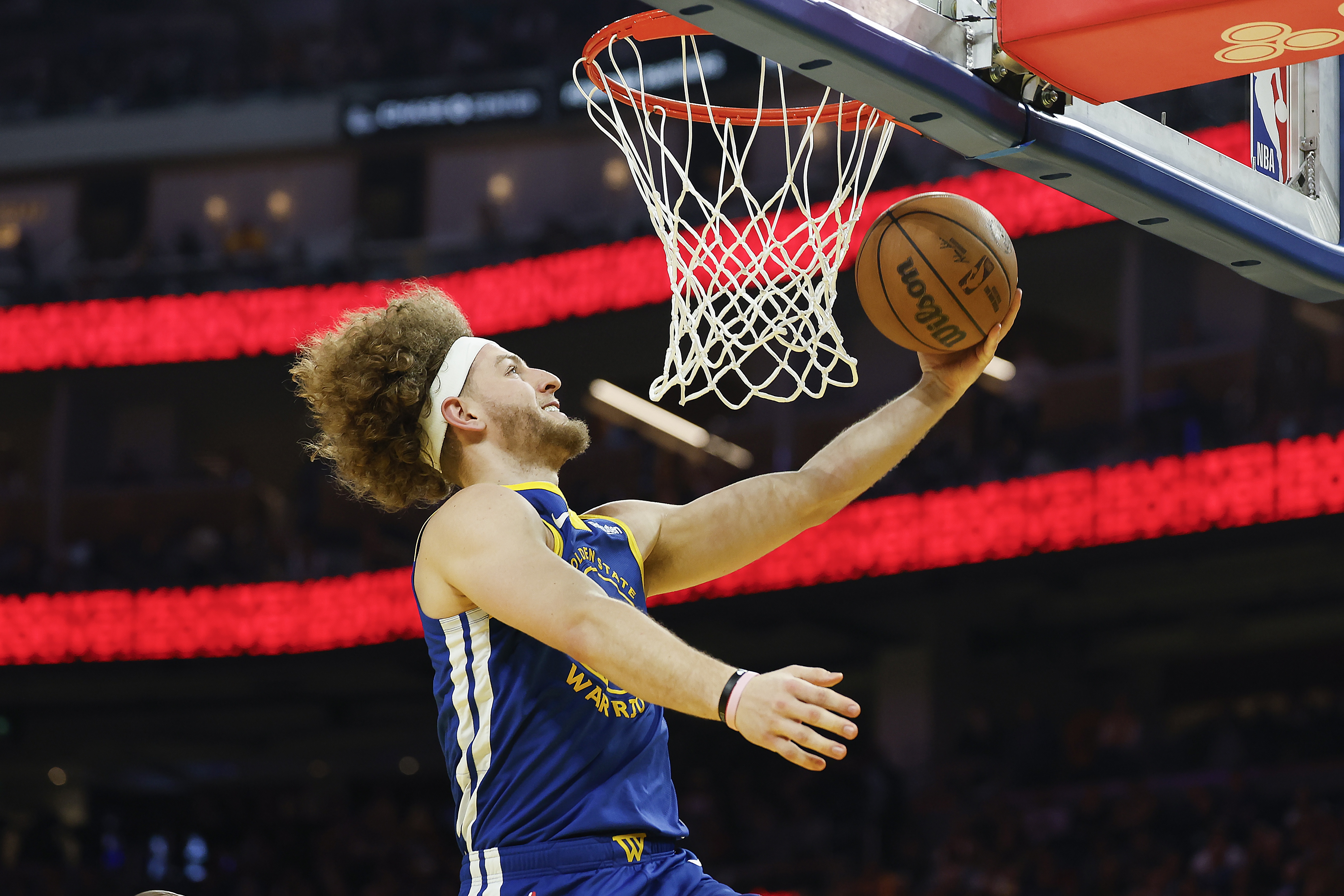 雷霆主场力克掘金守住榜首 快船逆转灰熊紧追勇士