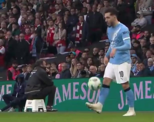 帕杜炮轰谢尔基决赛颠球:职业赛场侮辱性行为 瓜帅必会纠正 帕杜炮轰谢尔基决赛颠球:职业赛场侮辱性行为 瓜帅必会纠正