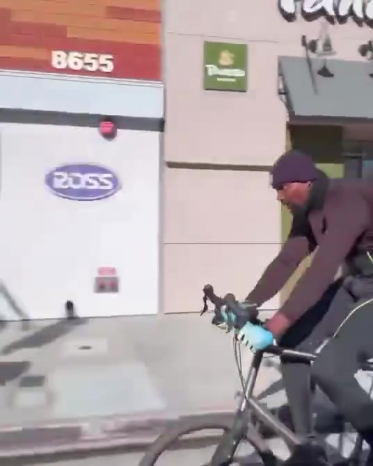 前湖人冠军中锋拜纳姆洛杉矶街头骑行 38岁退役生活状态良好 前湖人冠军中锋拜纳姆洛杉矶街头骑行 38岁退役生活状态良好