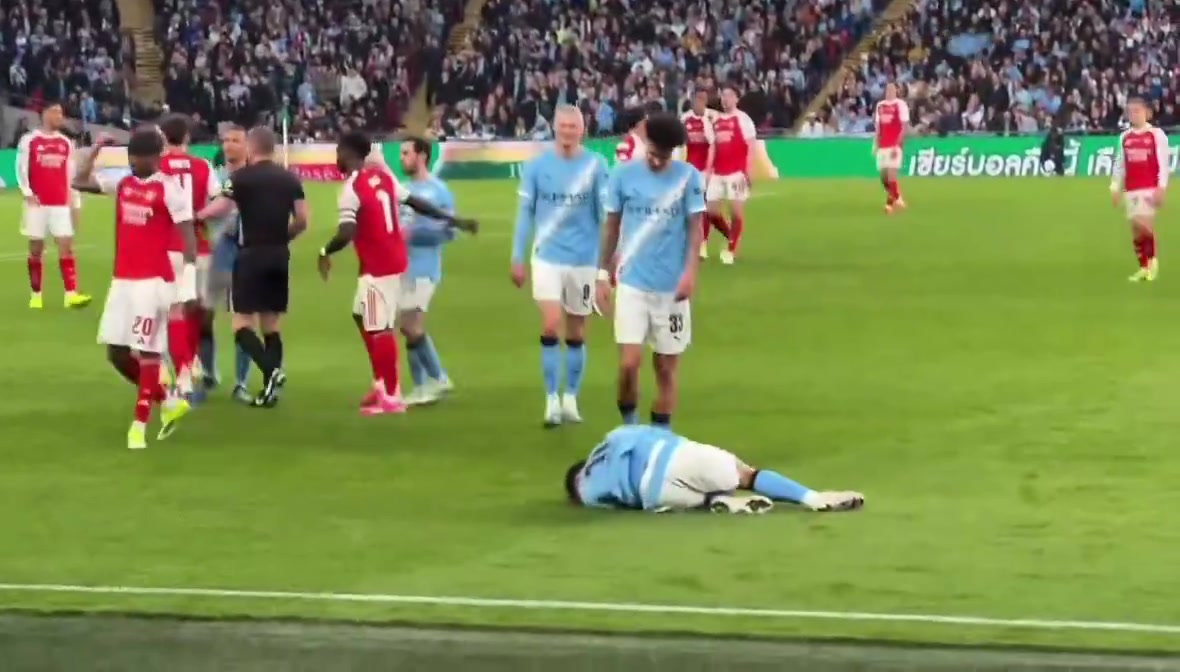 联赛杯决赛曼城2-0阿森纳 谢尔基倒地后转露微笑引关注