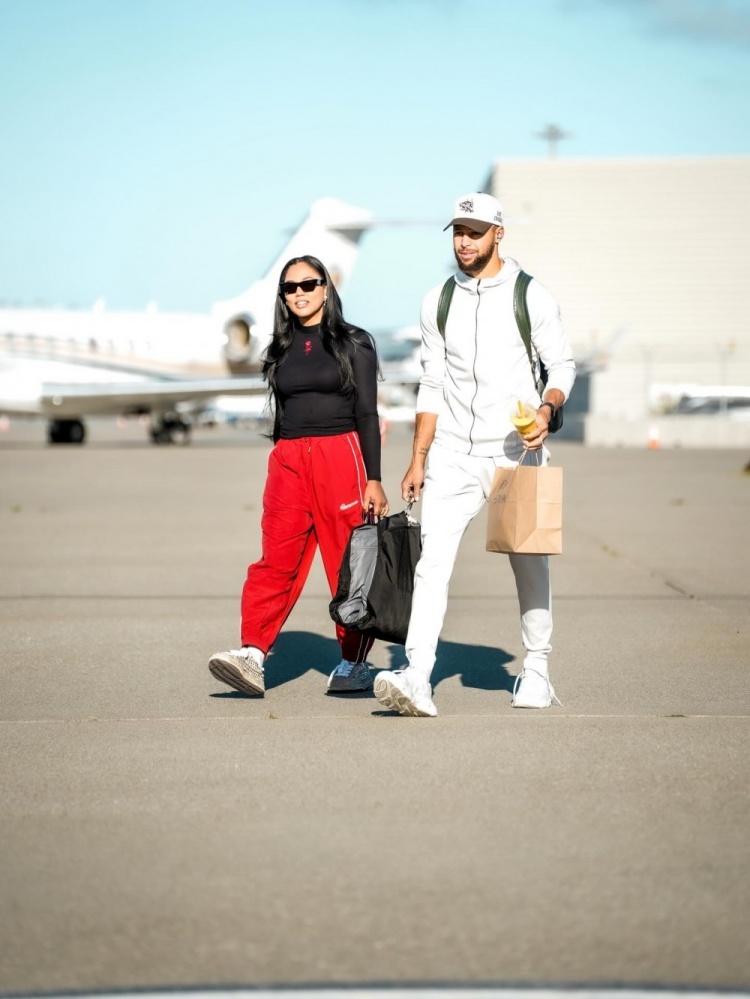 库里社交媒体庆生妻子阿耶莎 称其为家庭核心与个人动力源 库里社交媒体庆生妻子阿耶莎 称其为家庭核心与个人动力源