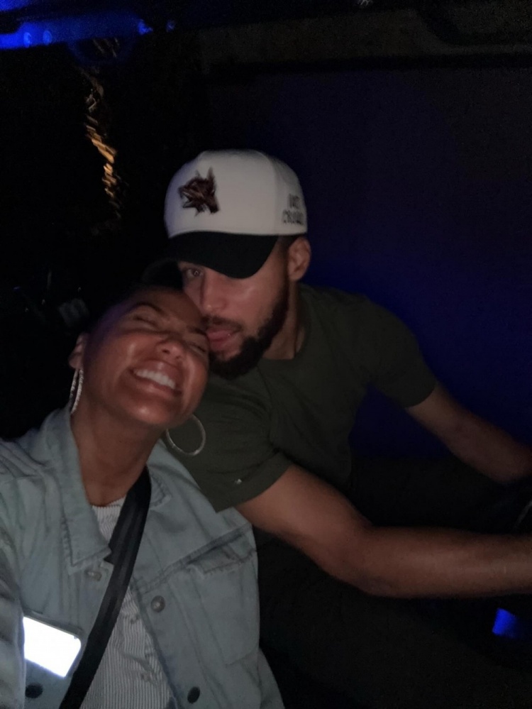 库里社交媒体庆生妻子阿耶莎 称其为家庭核心与个人动力源 库里社交媒体庆生妻子阿耶莎 称其为家庭核心与个人动力源