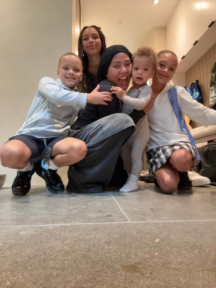 库里社交媒体庆生妻子阿耶莎 称其为家庭核心与个人动力源 库里社交媒体庆生妻子阿耶莎 称其为家庭核心与个人动力源