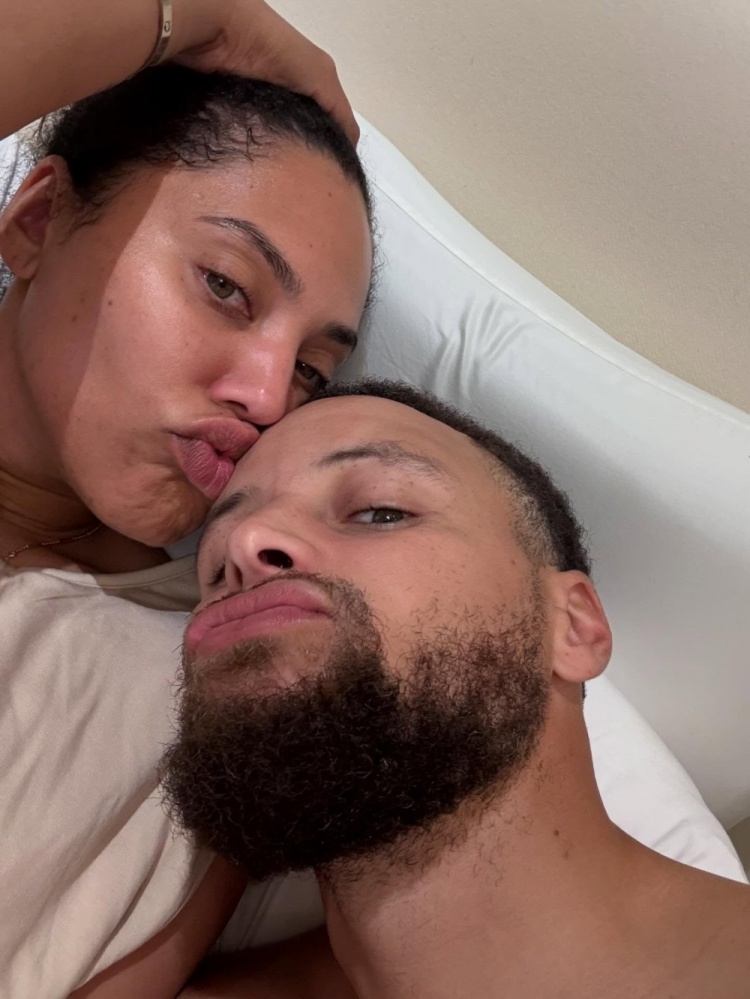 库里社交媒体庆生妻子阿耶莎 称其为家庭核心与个人动力源 库里社交媒体庆生妻子阿耶莎 称其为家庭核心与个人动力源