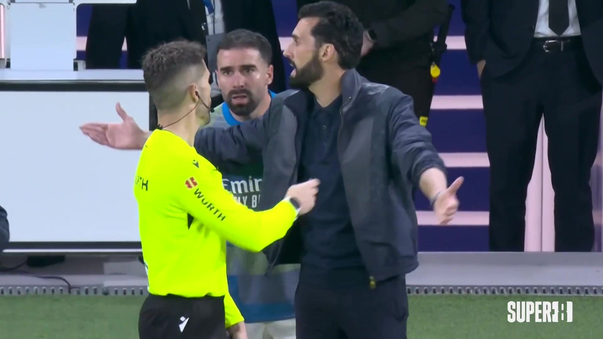 阿韦洛亚场边怒斥裁判 质疑巴尔韦德红牌判罚尺度