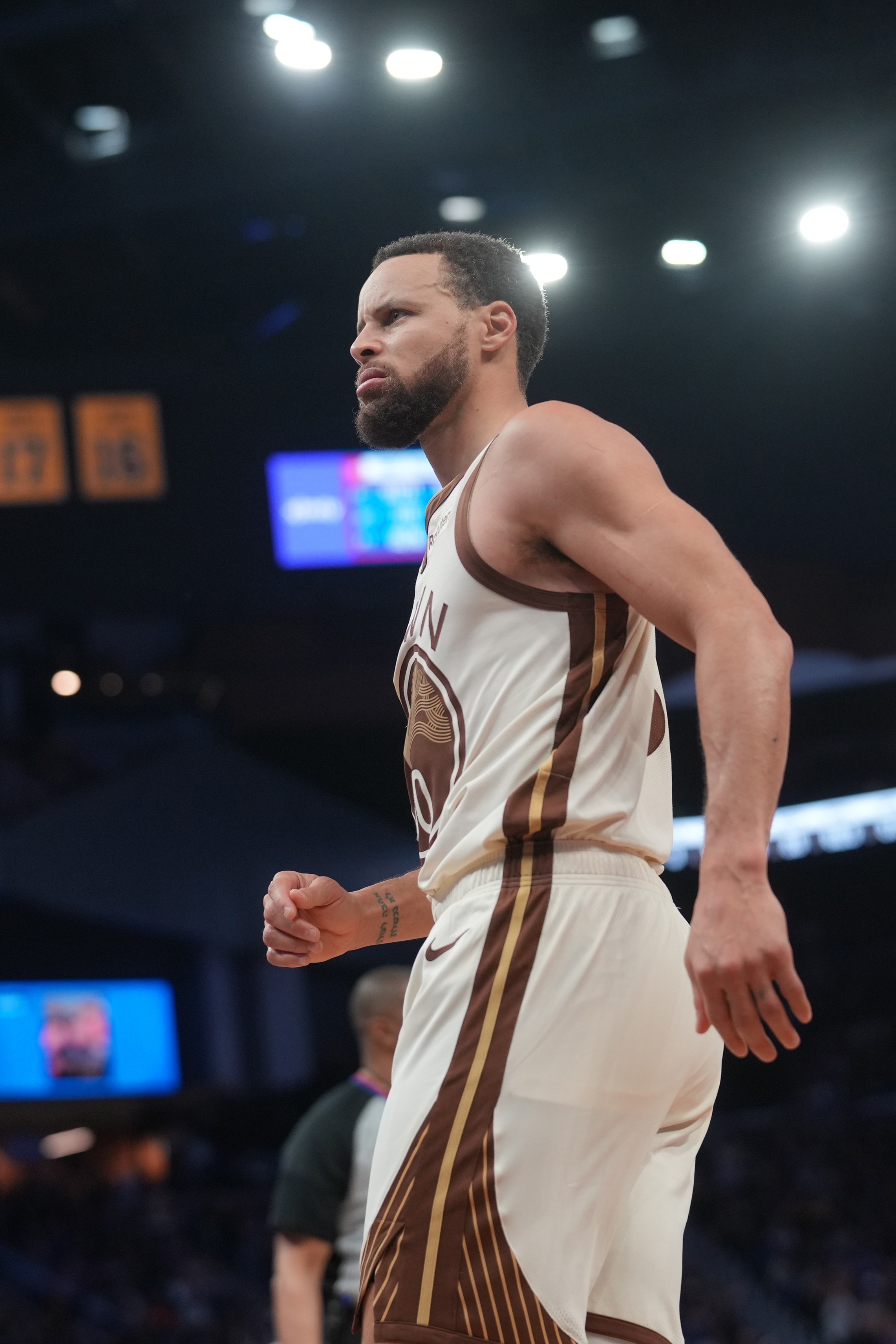 勇士赛季战略抉择:库里休战保签位与最后争冠窗口的博弈 勇士赛季战略抉择:库里休战保签位与最后争冠窗口的博弈