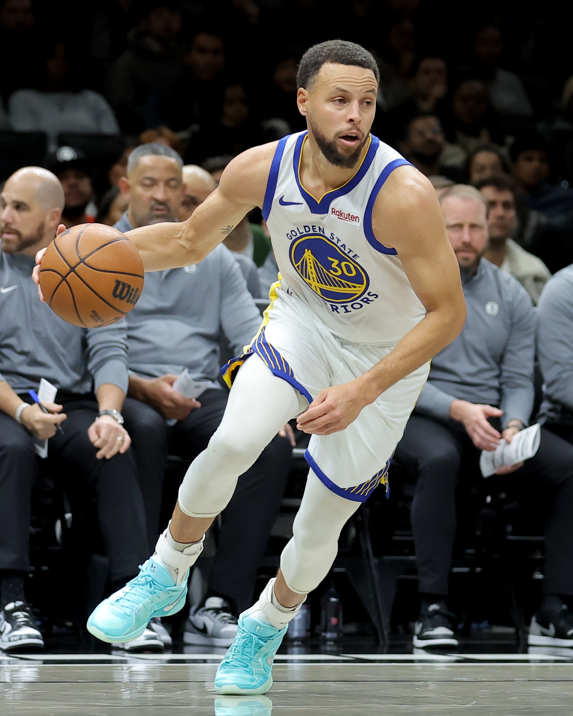 勇士赛季战略抉择:库里休战保签位与最后争冠窗口的博弈 勇士赛季战略抉择:库里休战保签位与最后争冠窗口的博弈