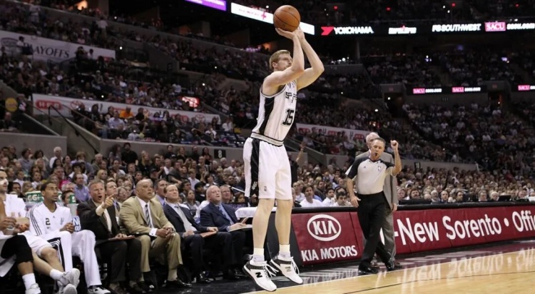 弗拉格拒耐克签New Balance 1300万合同背后的缅因州叙事