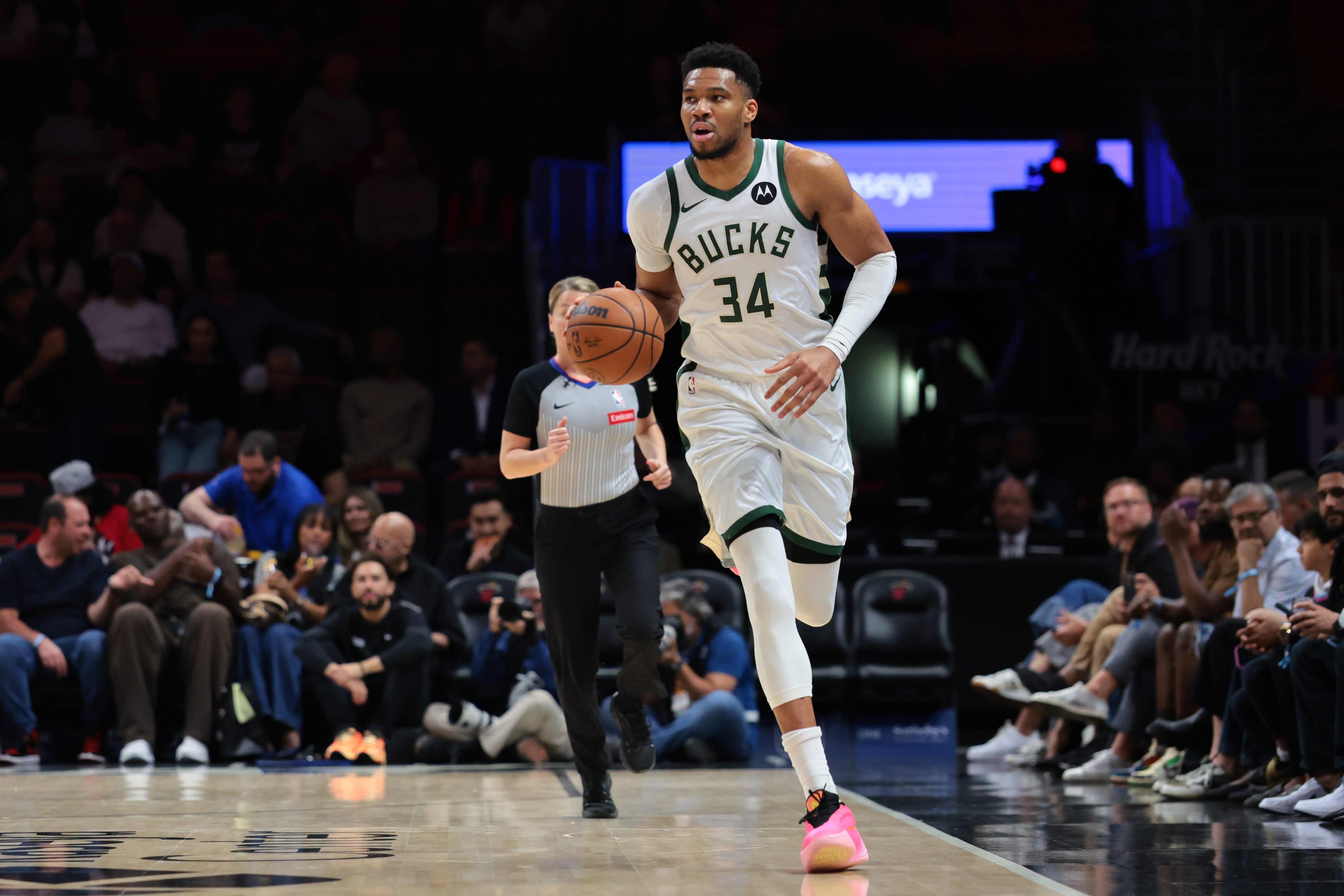 雄鹿股东明确表态 字母哥今夏面临续约或交易二选一 雄鹿股东明确表态 字母哥今夏面临续约或交易二选一