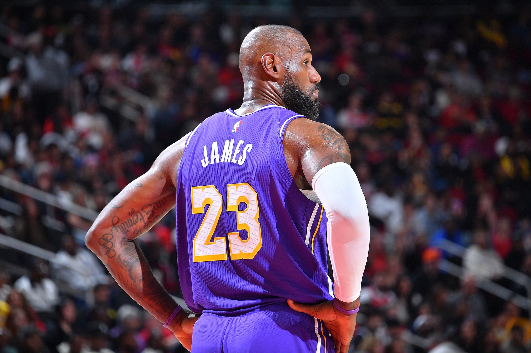 詹姆斯上半场零分赛后回应角色转变 湖人九连胜遭活塞终结