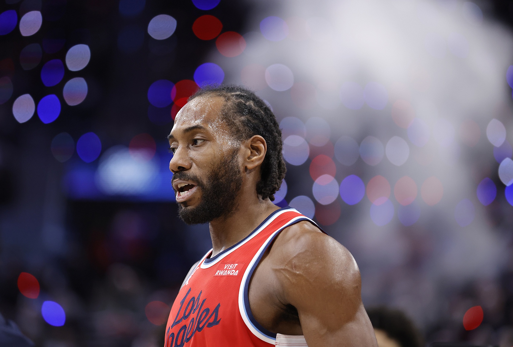 伦纳德次节7中5独砍16分完成自我修正 正负值+32率快船33分屠鹿