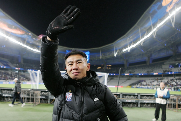 国足悉尼首训 教练组调于汉超等入队示范