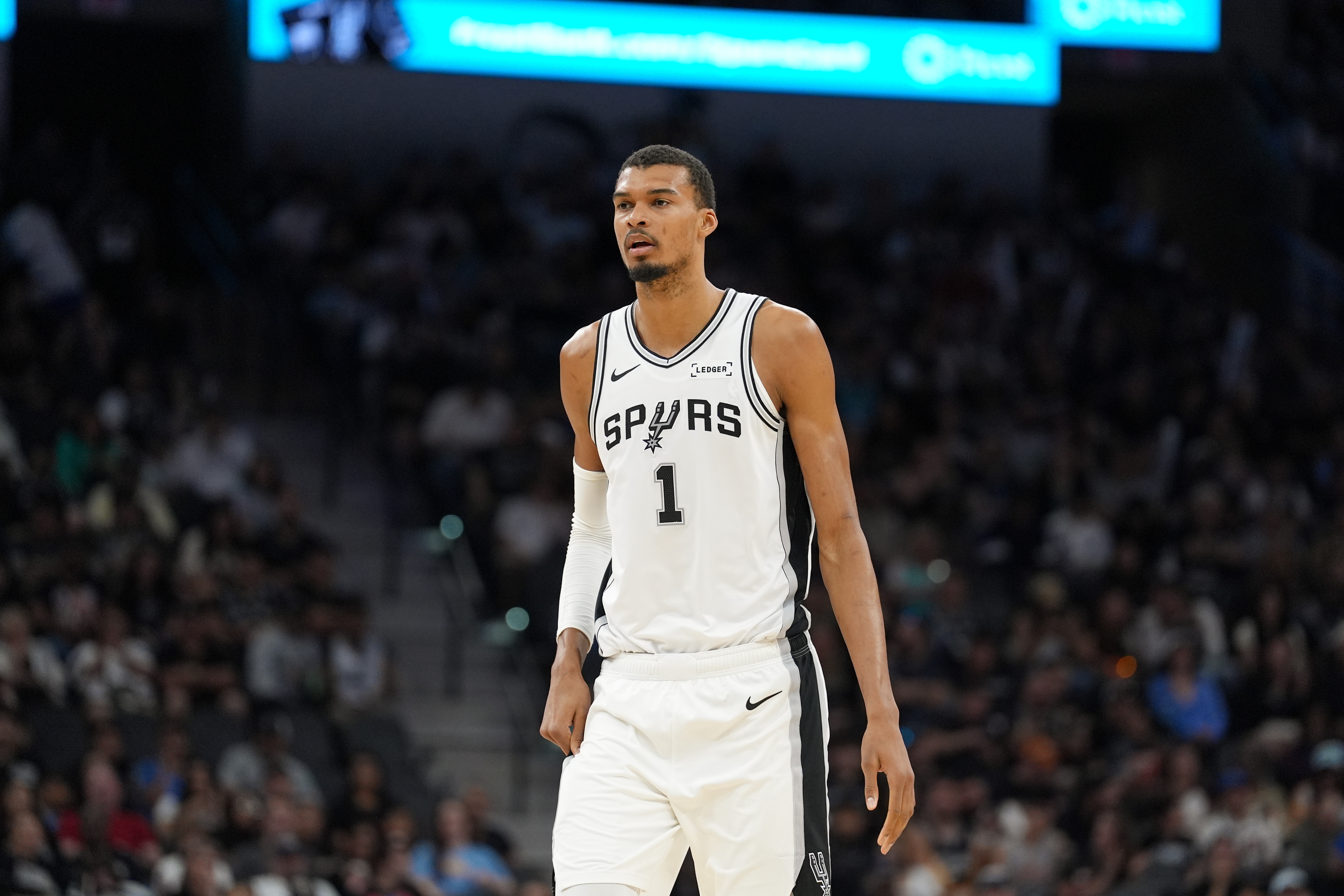 文班亚马26+14+5帽统治攻防 赛后直言MVP之争悬念将在赛季末终结