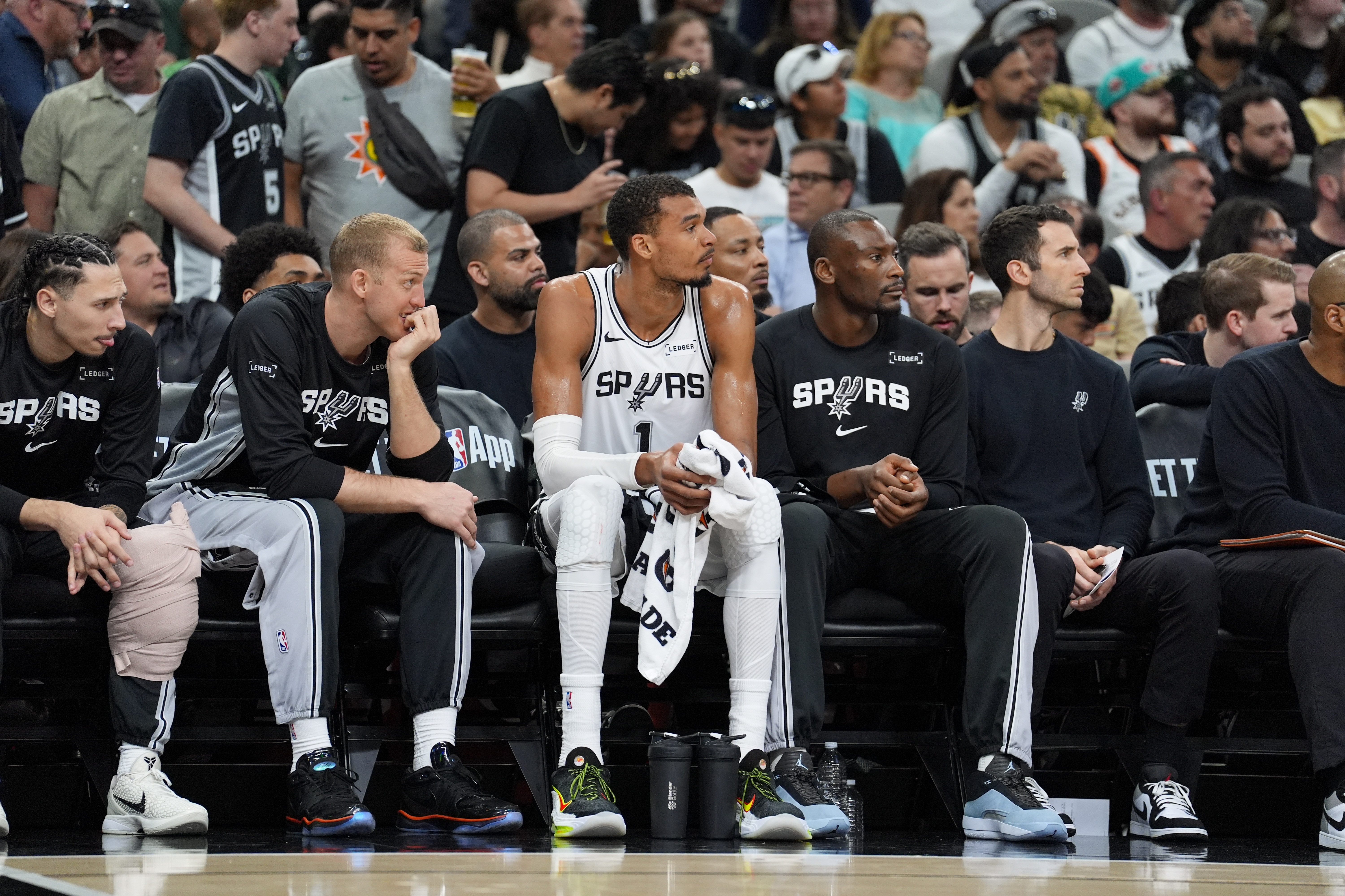 文班亚马26+14+5帽统治攻防 赛后强调争冠需循序渐进