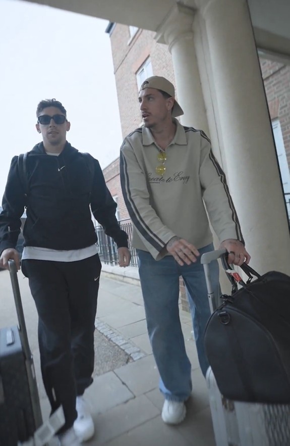 德比对手24小时内变国家队队友 巴尔韦德吉梅内斯同抵乌拉圭驻地