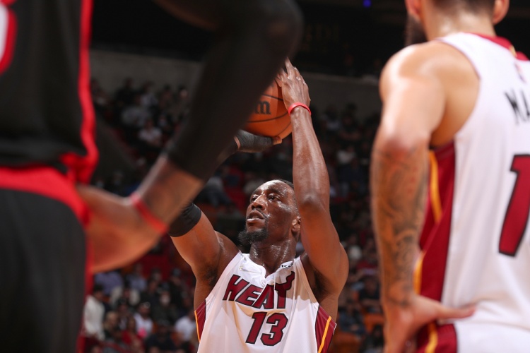 韦德为阿德巴约鸣不平 称其前三节表现是年度最佳却被末节闹剧掩盖 韦德为阿德巴约鸣不平 称其前三节表现是年度最佳却被末节闹剧掩盖