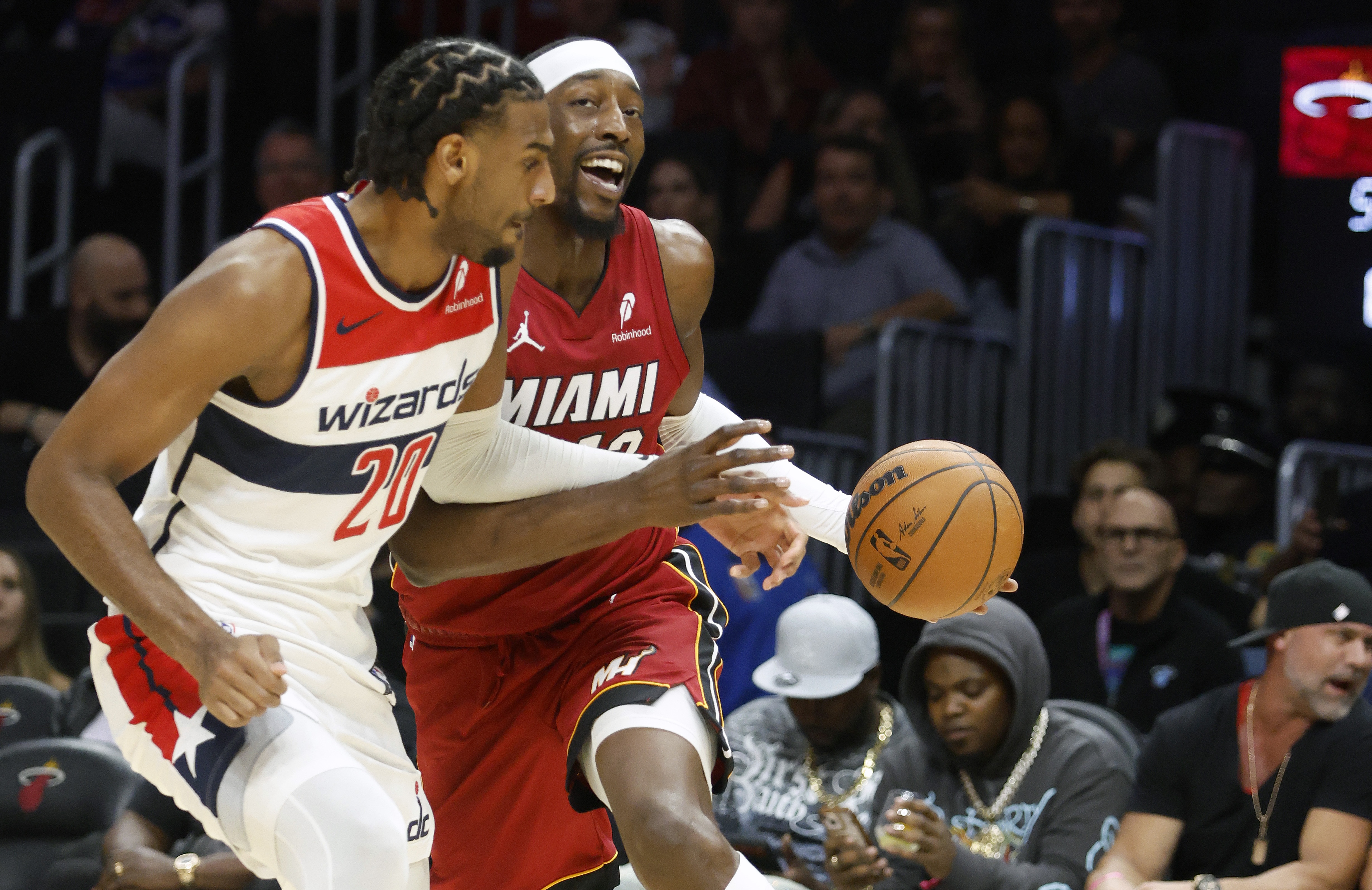 韦德质疑奇才防守策略 全场紧逼阿德巴约被指战术失误 韦德质疑奇才防守策略 全场紧逼阿德巴约被指战术失误