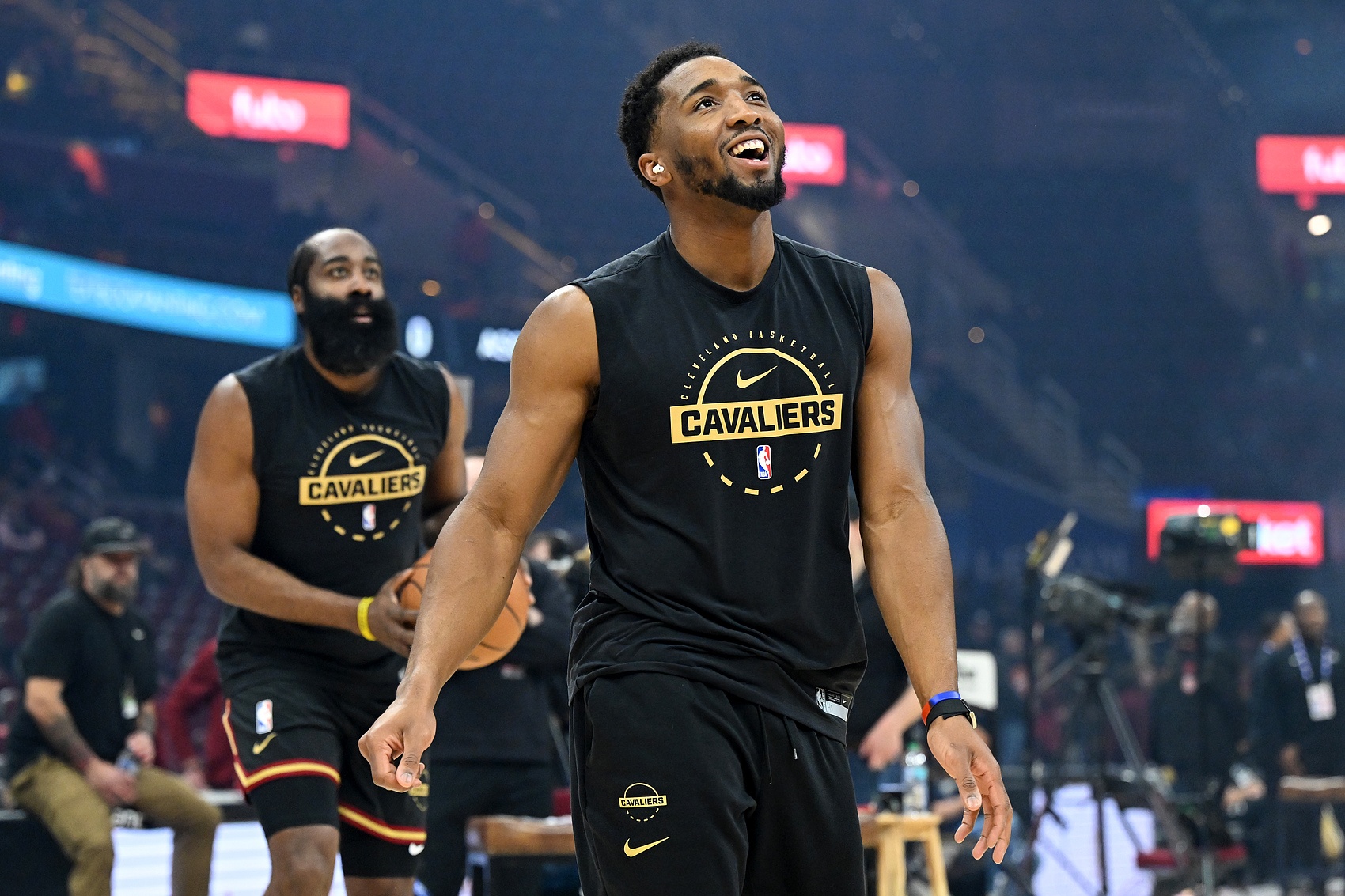 骑士末节窒息防守逆转鹈鹕 哈登米切尔末节合砍22分