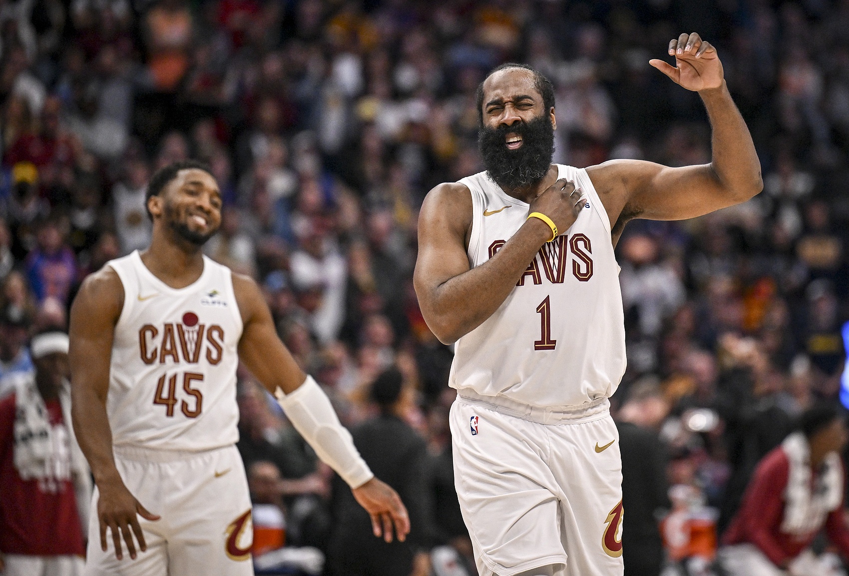 哈登米切尔同取20+骑士客场逆转鹈鹕 哈登米切尔同取20+骑士客场逆转鹈鹕