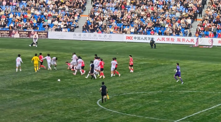 江苏足协重拳出击 南通队四人遭停赛 苏超卫冕前景蒙阴影 江苏足协重拳出击 南通队四人遭停赛 苏超卫冕前景蒙阴影