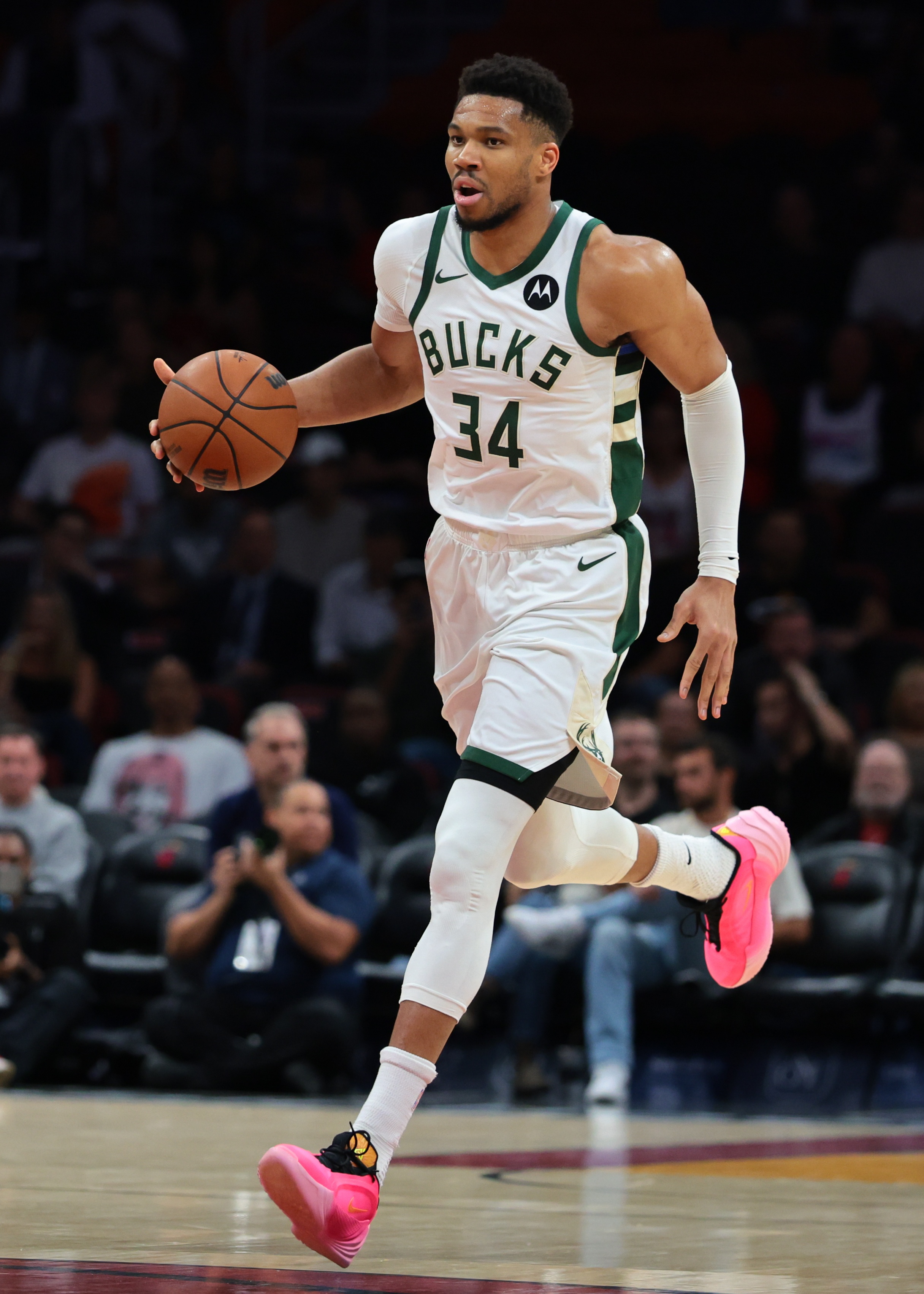 雄鹿欲令字母哥赛季报销遭球员反对 NBPA声明直指联盟执行漏洞