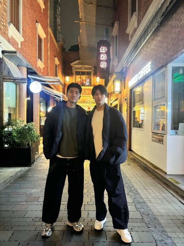 中乙上海德比李圣龙张一重逢 老队友拥抱勾起海港青训记忆