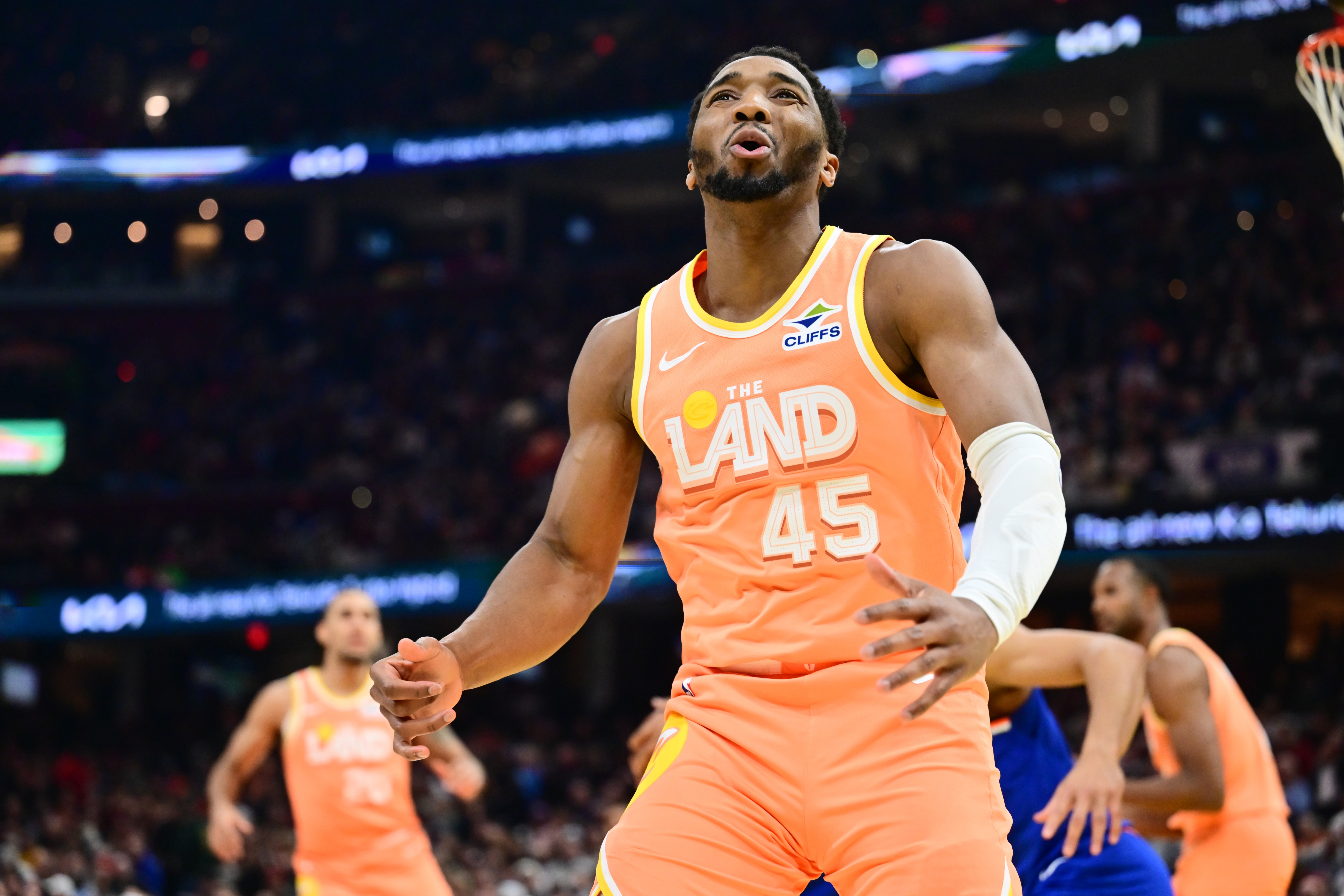 米切尔42分骑士险胜魔术 赛后直言防守提升责在更衣室17人 米切尔42分骑士险胜魔术 赛后直言防守提升责在更衣室17人