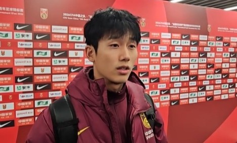 向余望：队长袖标与进球难掩上半场混乱 中场视频复盘扭转战局