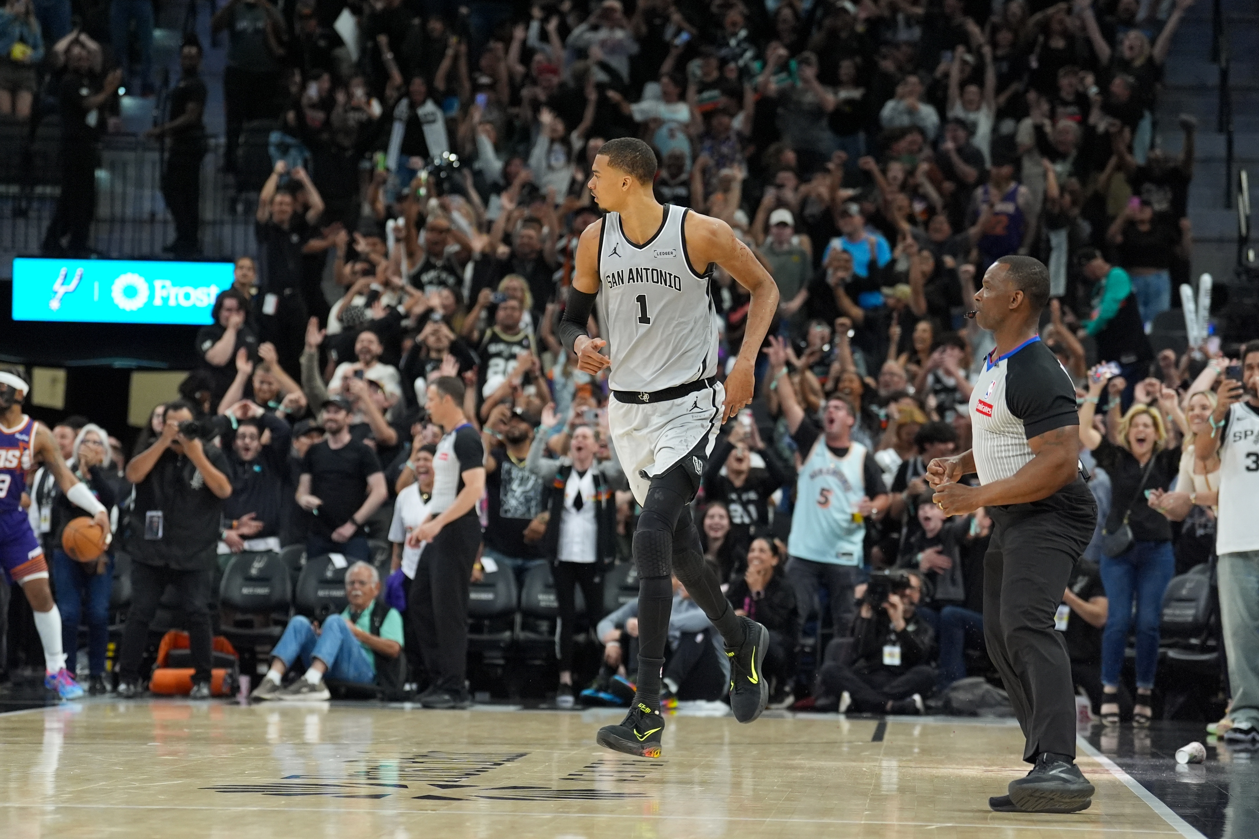 米奇点明文班防守姿态为比赛风向标