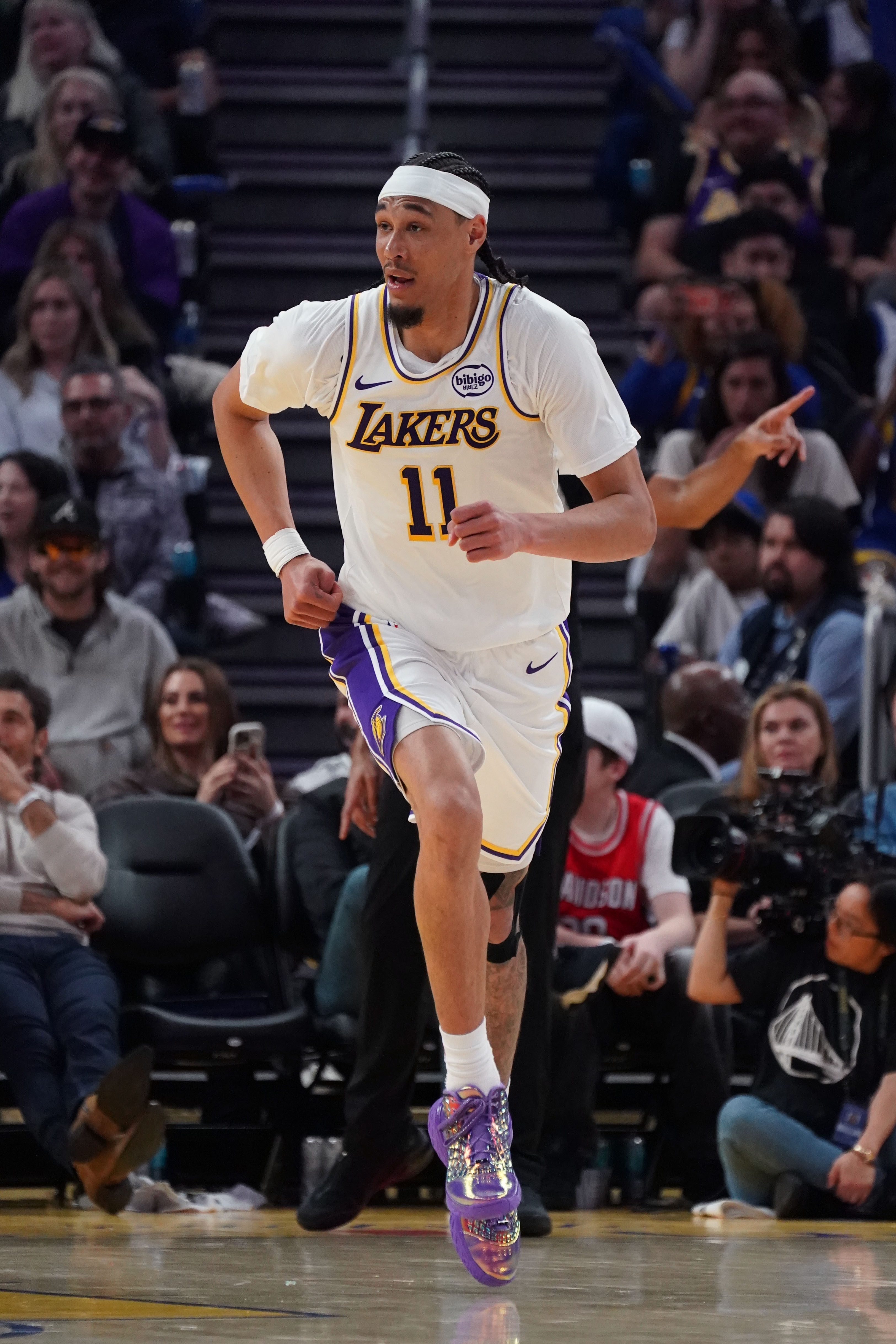 海斯家乡战高效21+10 湖人客场力克步行者