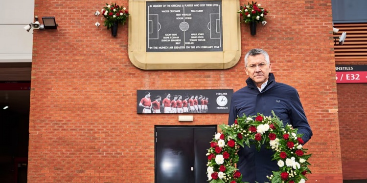 海纳老特拉福德献花悼念慕尼黑空难 拜仁曼联情谊超越足球