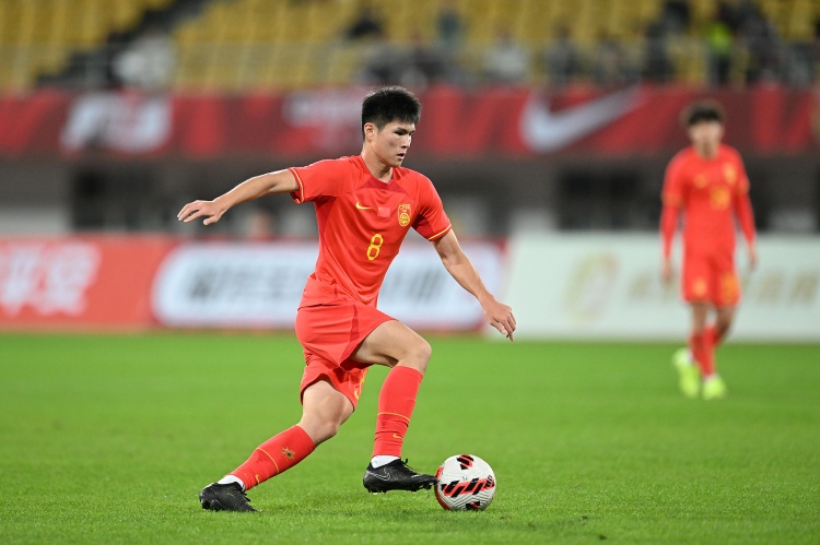 杨天婴评陈泽仕:国青中场核心 身材高大技术全面